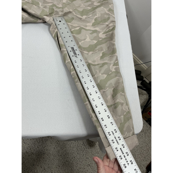 Womans Excellent Condition Torrid Camo Capri Jeans 22 Gray Beige Cuffs - Picture 8 of 9